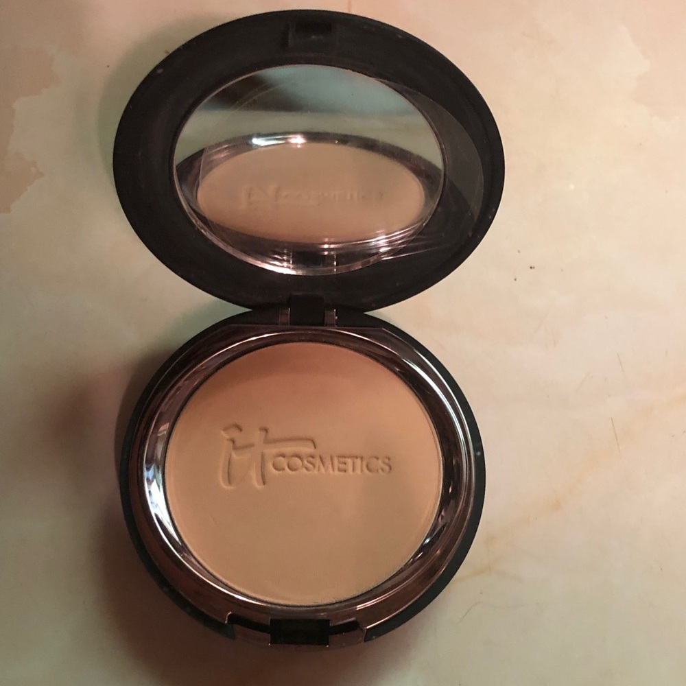 it cosmetics Full Coverage Anti-Aging Hydrating Powder Foundation in Medium - Picture 4 of 6